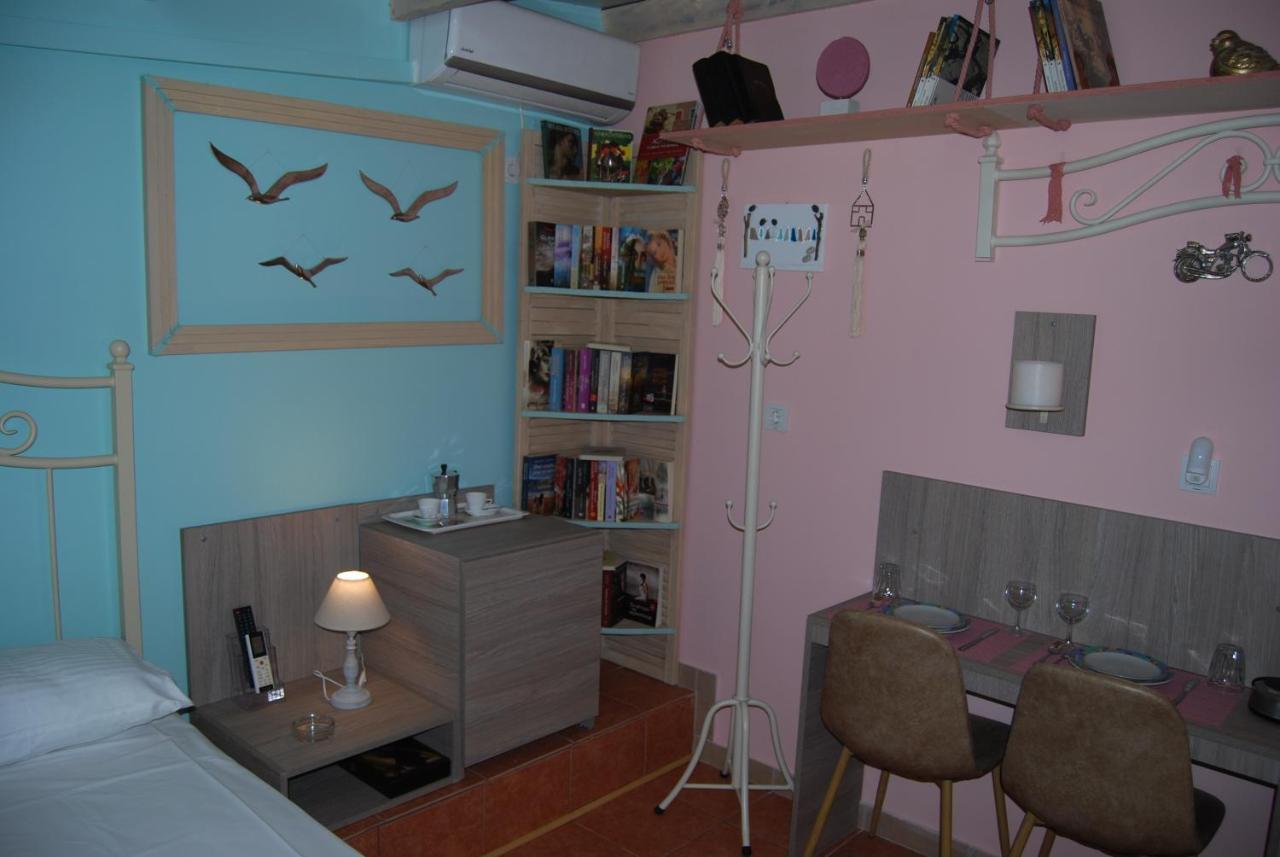 Luxury Traditional Room The Small Bookstore Kastro-Kyllini Kültér fotó